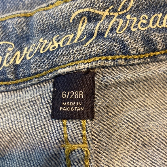 Universal Thread Women’s High Rise Straight Distressed Jean Size 6/28R - Picture 8 of 8